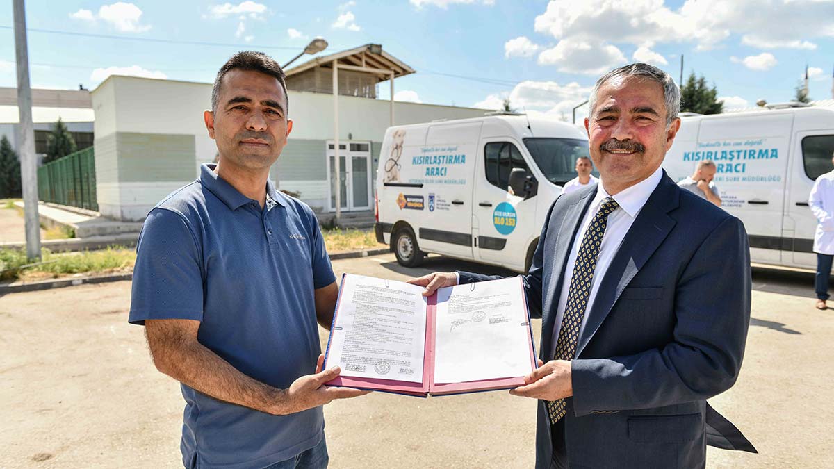 Ankara Büyükşehir Belediyesi, hayvan dostu projelere imza atarak örnek olmaya devam ediyor. Büyükşehir Belediye Başkanı Mansur Yavaş sosyal medya hesapları üzerinden yaptığı paylaşımda, Türkiye’nin en kapsamlı kısırlaştırma seferberliğini Başkent’te başlattıklarını açıkladı.