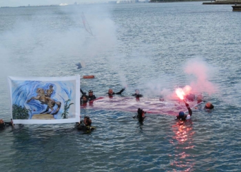 Kadıköy'de denizde Atatürk Portresi açtılar
