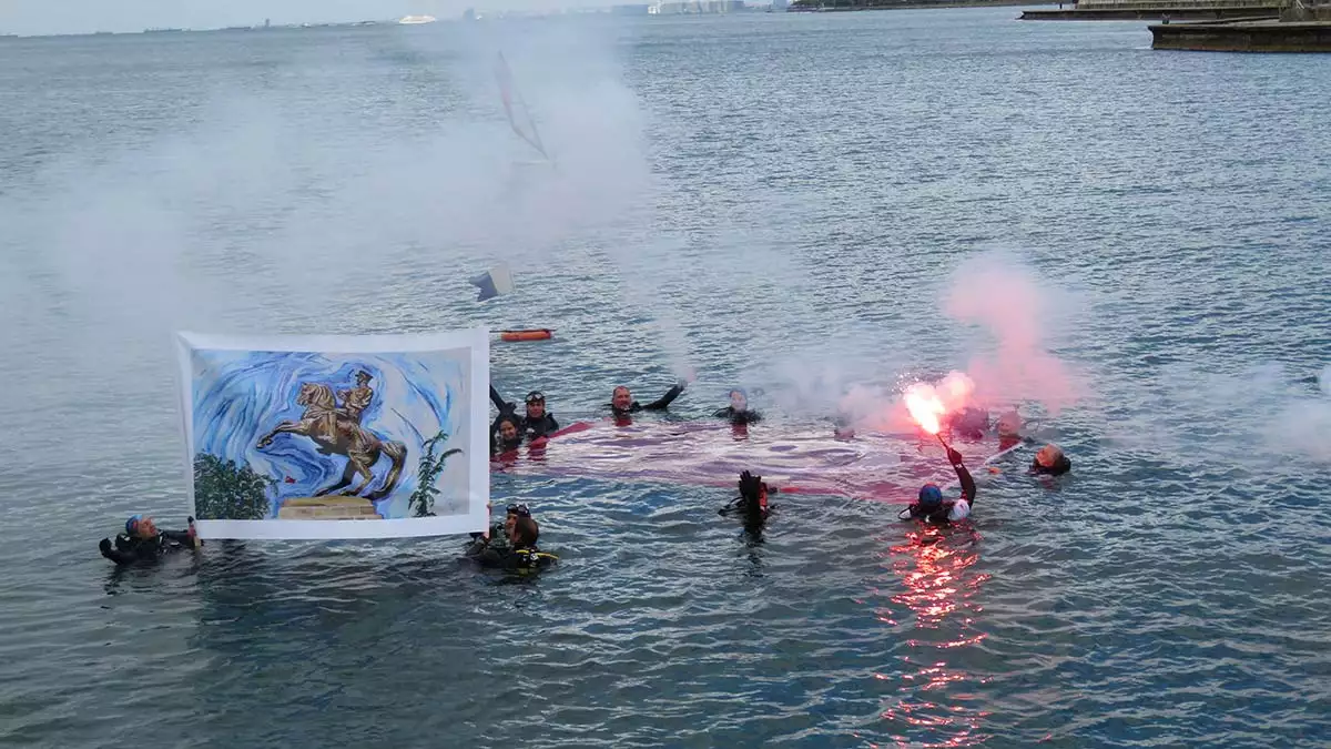 Kadıköy'de denizde atatürk portresi açtılar