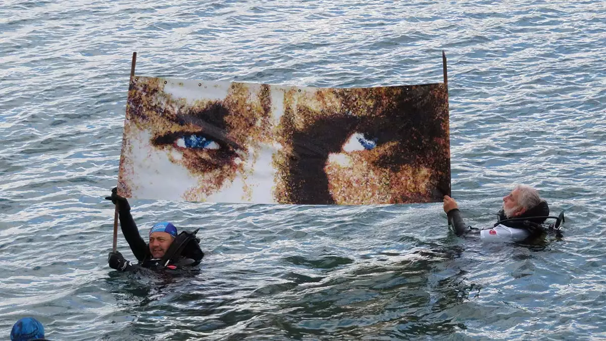 Kadıköy'de denizde atatürk portresi açtılar