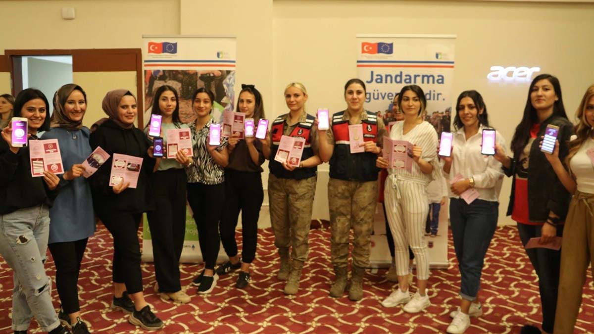 Kadın astsubaylar öğrencilere KADES'i anlattı