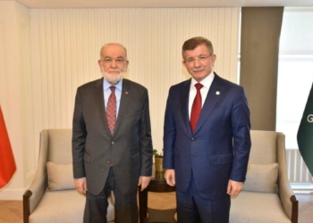 Karamollaoğlu ile Davutoğlu bir araya geldi