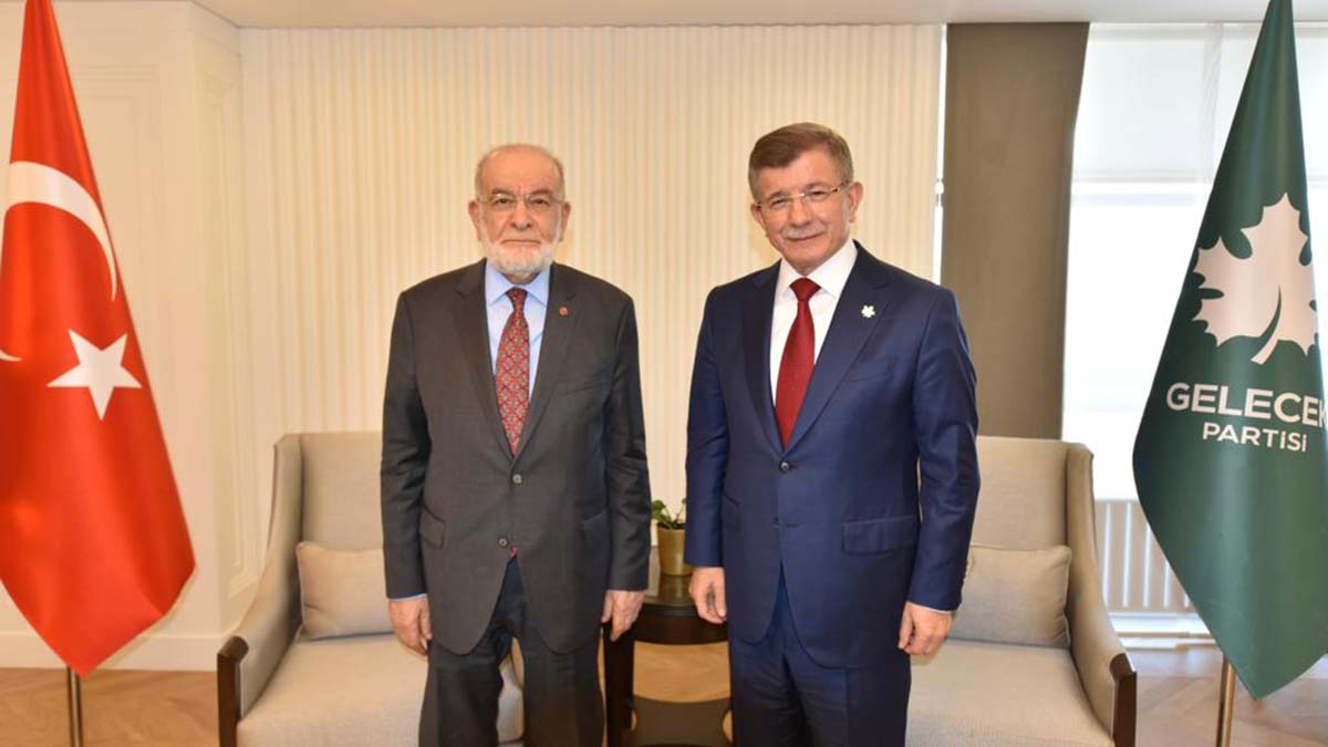 Karamollaoğlu ile Davutoğlu bir araya geldi