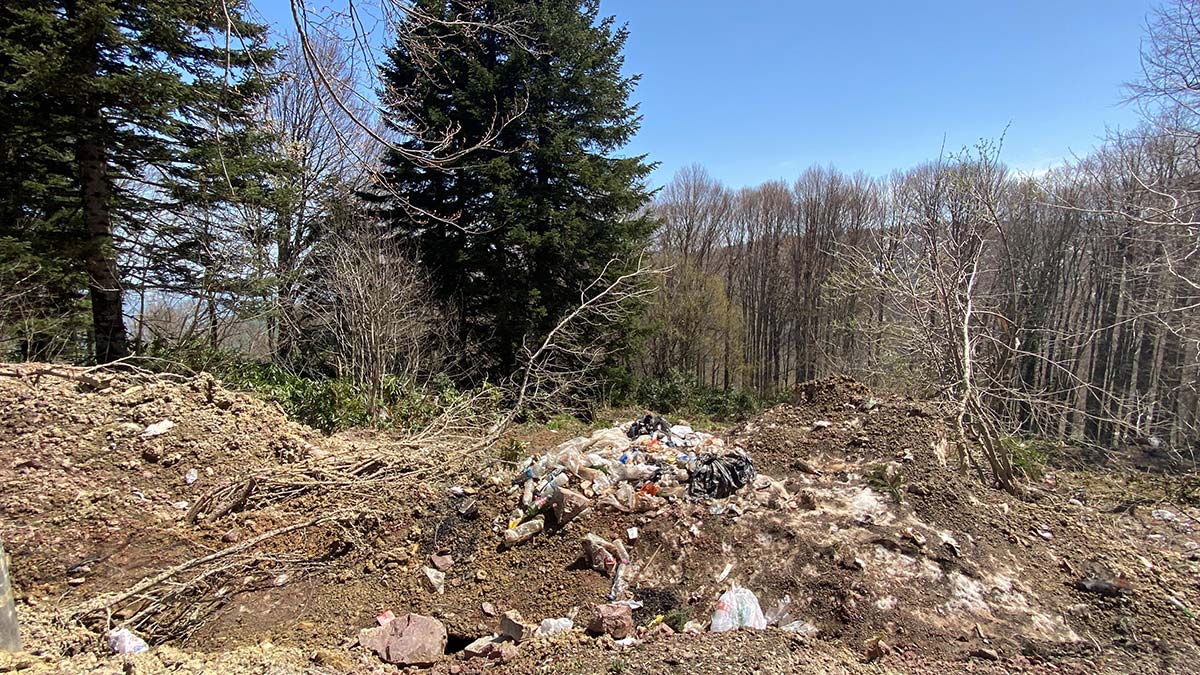 Karlar eridi, çevreye atılan çöpler ortaya çıktı