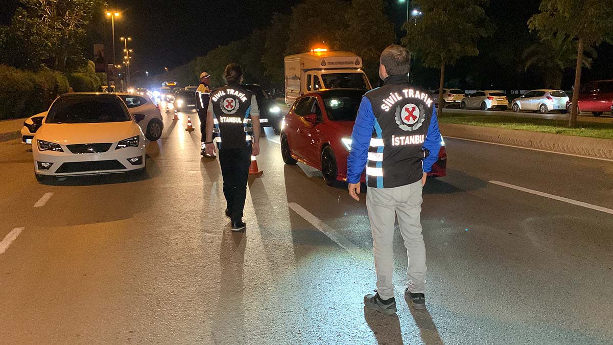 Kartal sahil yolunda araç denetimi