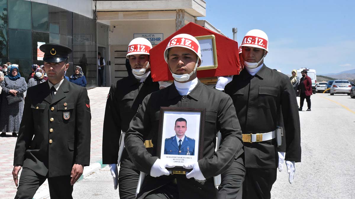 Kazara vurulan yüzbaşı, toprağa verildi