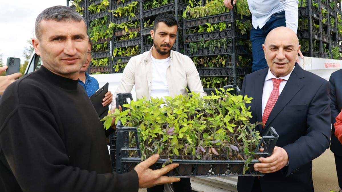 Keçiören Belediyesi, 4 köyde sebze fidesi dağıttı
