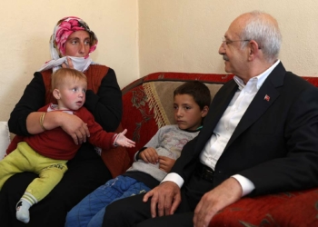 Kılıçdaroğlu elektriği kesilen aileye ziyaret etti