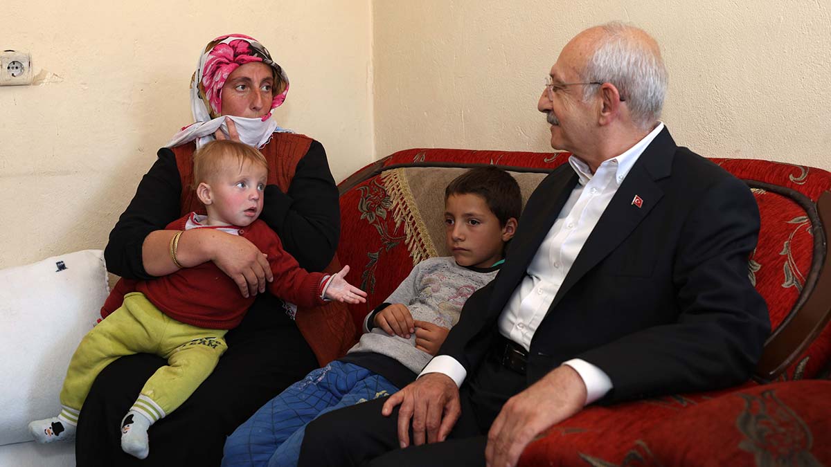 Kılıçdaroğlu elektriği kesilen aileye ziyaret etti