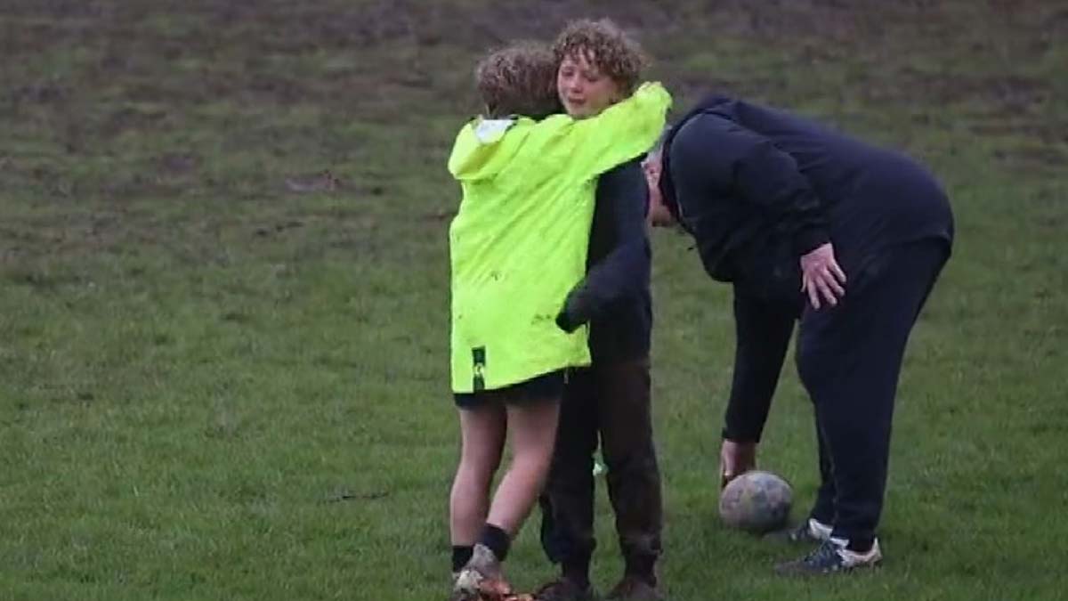 Küçük çocuğun arkadaşına desteği gündem oldu