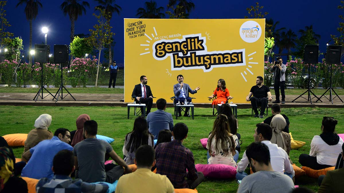 Kurum, Mersin'de 'Gençlik Buluşması'na katıldı