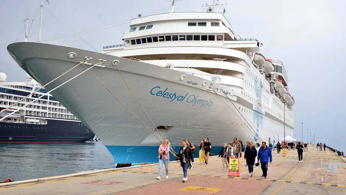 Kuşadası'na 6 kruvaziyerle 4 bin 709 turist geldi