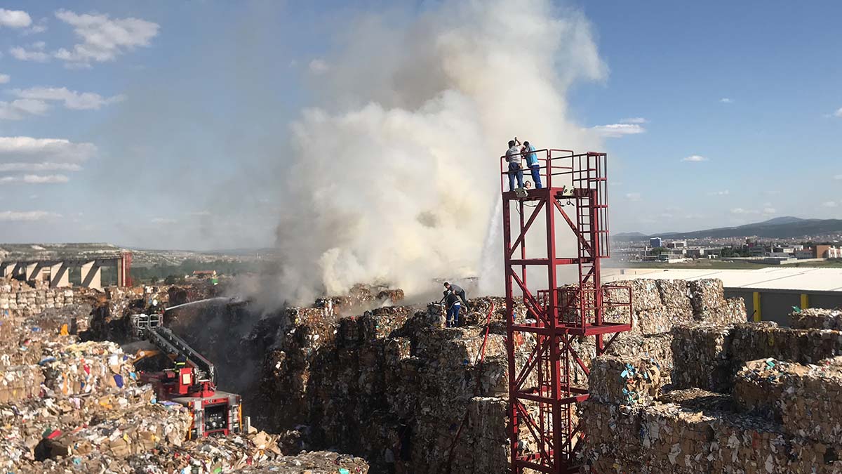 Kütahya'da kağıt fabrikasında yangın 