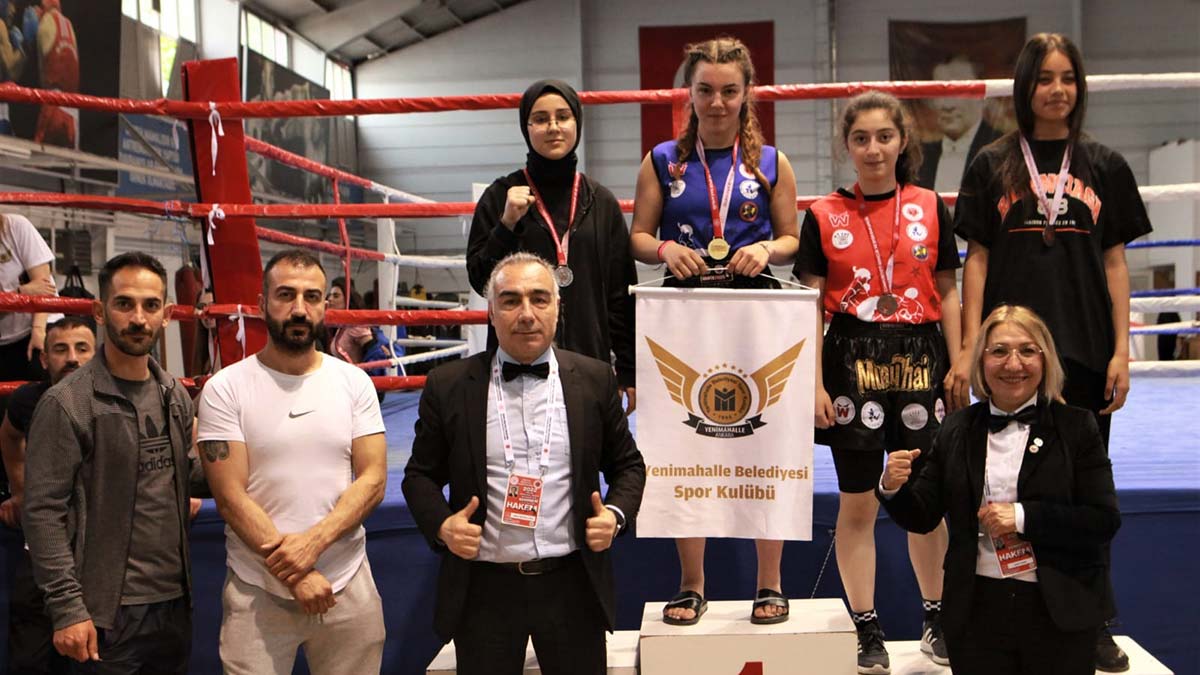 Yenimahalle Belediyesi Muaythai Gençler Türkiye Seçmelerine damga vurdu. Yenimahalle’yi katıldıkları bütün müsabakalarda başarı ile temsil eden sporcular 14 madalya kazanarak Türkiye Şampiyonası biletini cebine koydu.