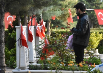 Malatya'da namaz sonrası şehitlikte buruk bayram
