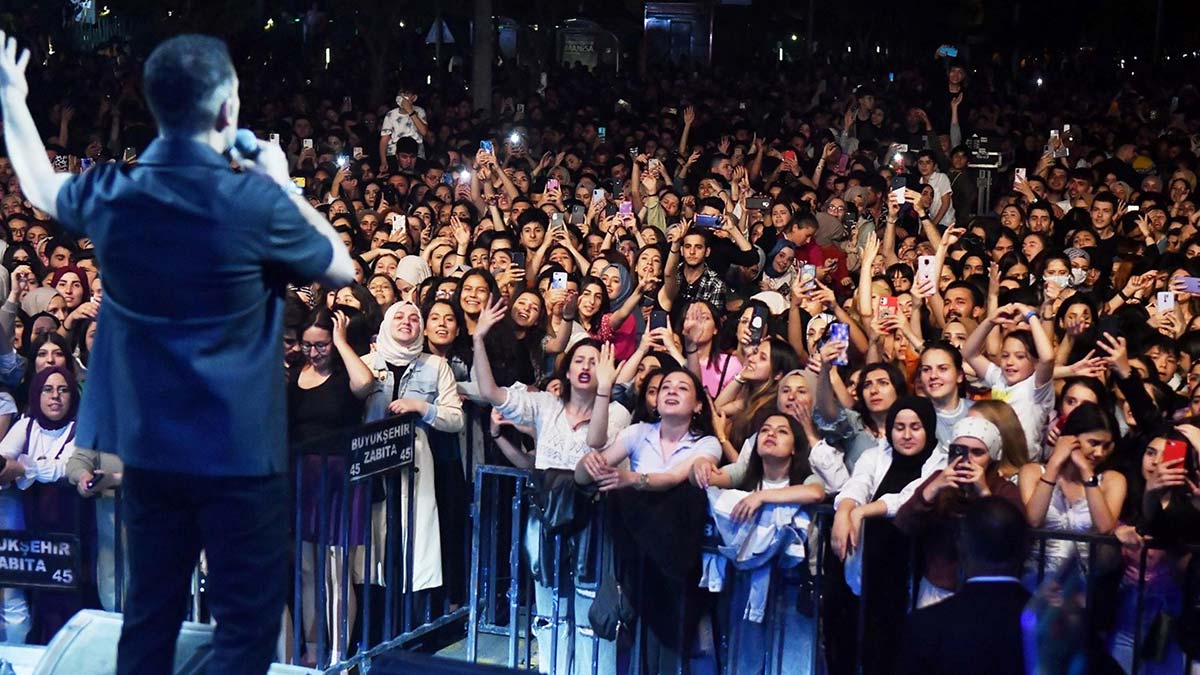 Manisalılar Oğuzhan Koç konseriyle coştu
