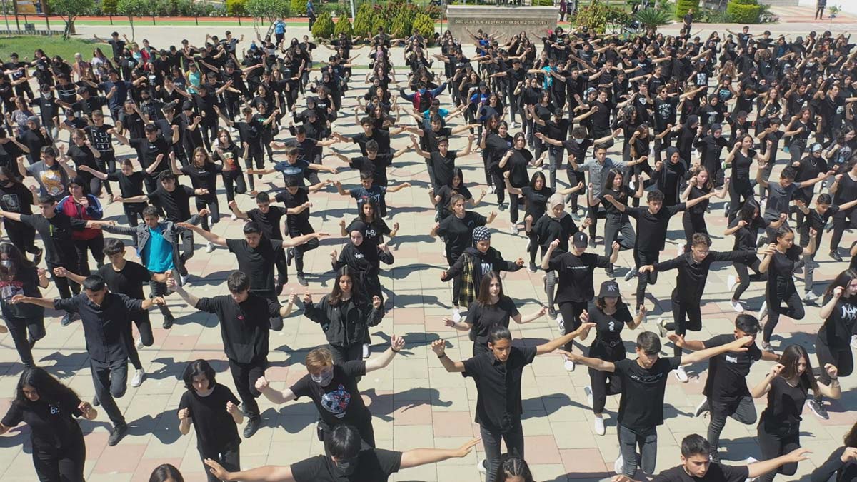 Mersin'de 1919 genç zeybek oynadı