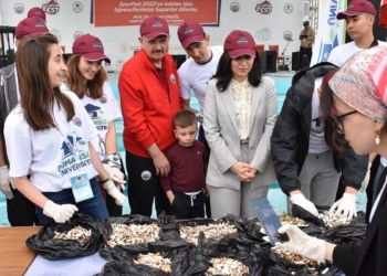 Milletvekili Durgut öğrencilerle izmarit topladı