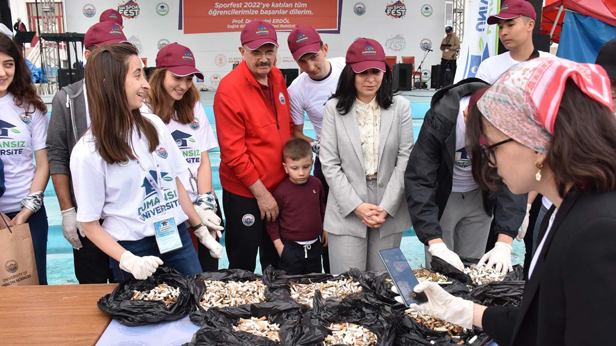 Milletvekili Durgut öğrencilerle izmarit topladı