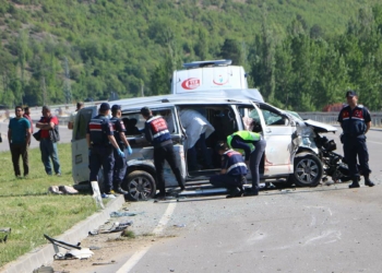 Minibüs ile otomobil çarpıştı: 2 ölü, 12 yaralı
