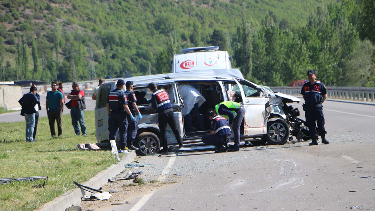 Minibüs ile otomobil çarpıştı: 2 ölü, 12 yaralı