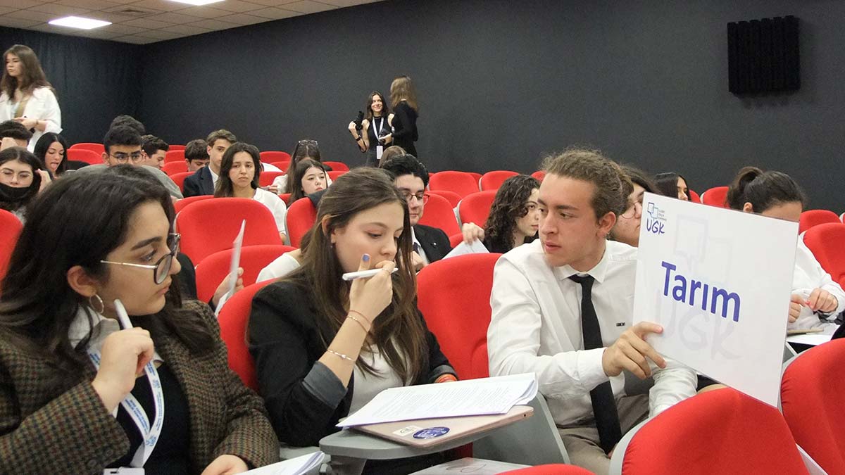 Öğrenciler evrensel sorunlara çözüm aradı