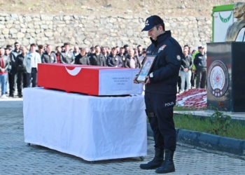 Otomobille minibüs çarpıştı; 1'i polis 2 kişi öldü