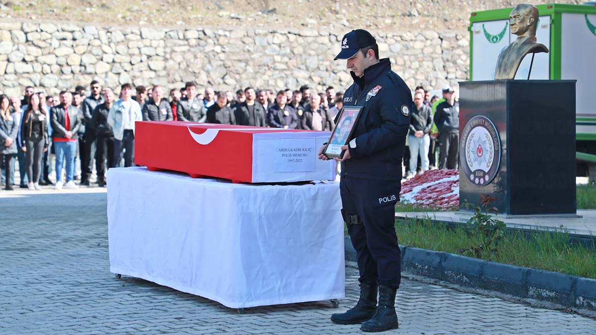 Otomobille minibüs çarpıştı; 1'i polis 2 kişi öldü