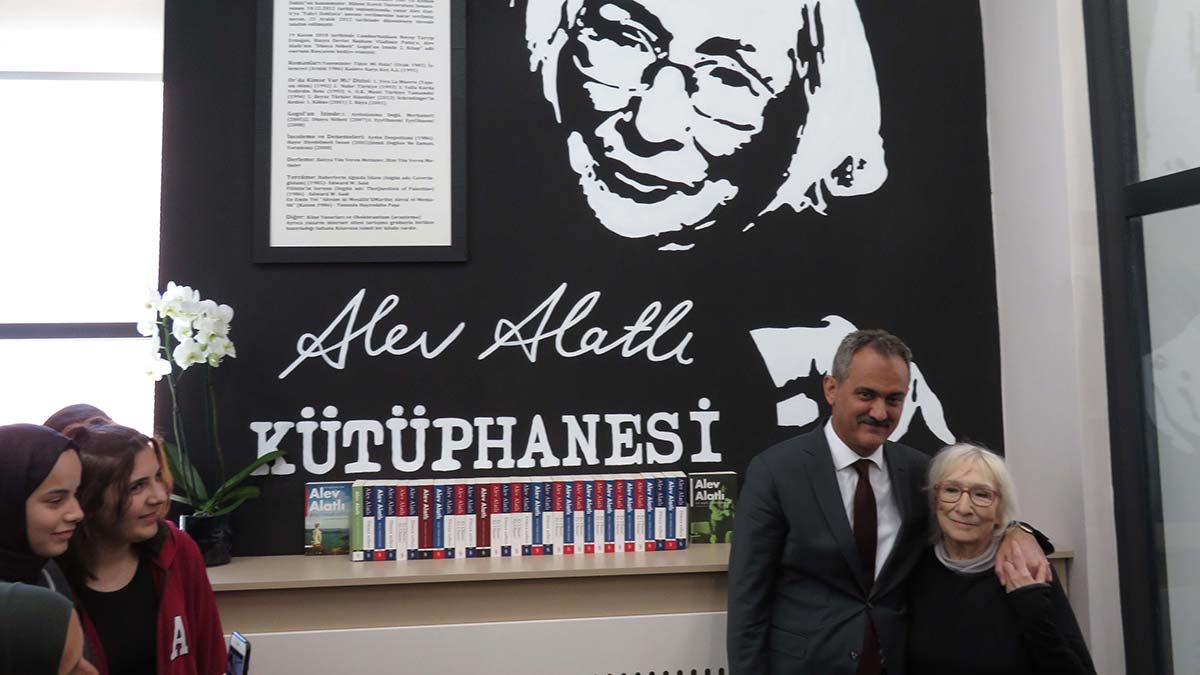 Özer, Alev Alatlı Kütüphanesi'nin açılışını yaptı