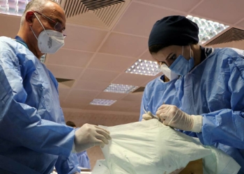 Plastik cerrahlarına kadavra üzerinde eğitim
