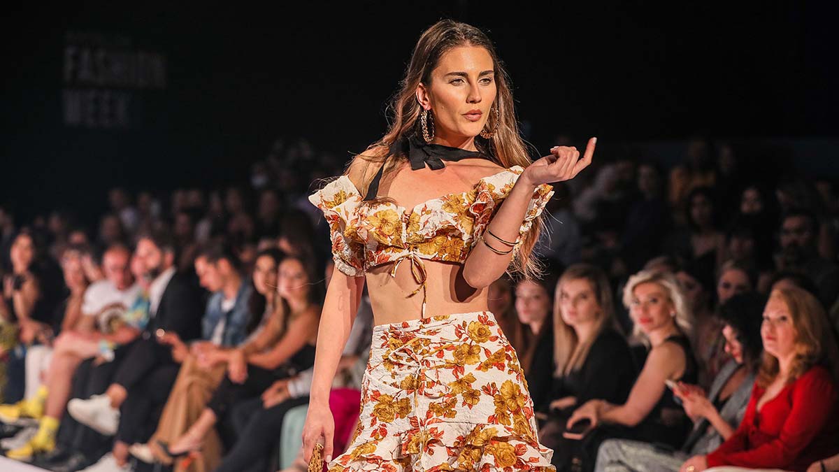 Podyumlar Antalya Moda Günleri'nde renklendi