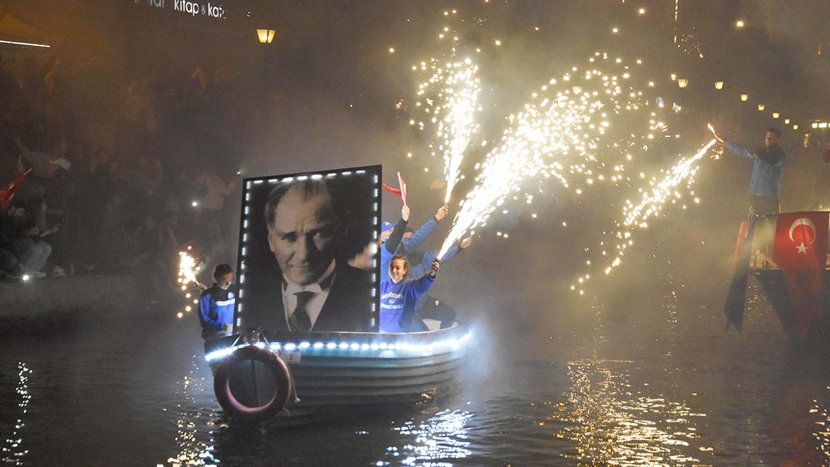 Porsuk Çayı'nda fener alayı