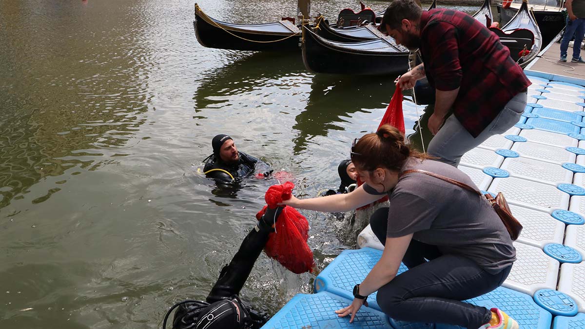 Porsuk Çayı'ndan 20 dakikada 3 çuval çöp