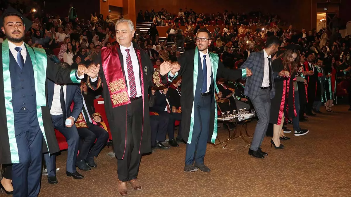 Profesorler ogrencilerini turkulerle mezun etti 1 - yaşam - haberton