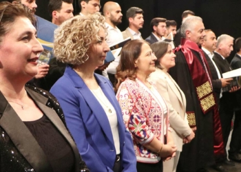 Profesörler, öğrencilerini türkülerle mezun etti