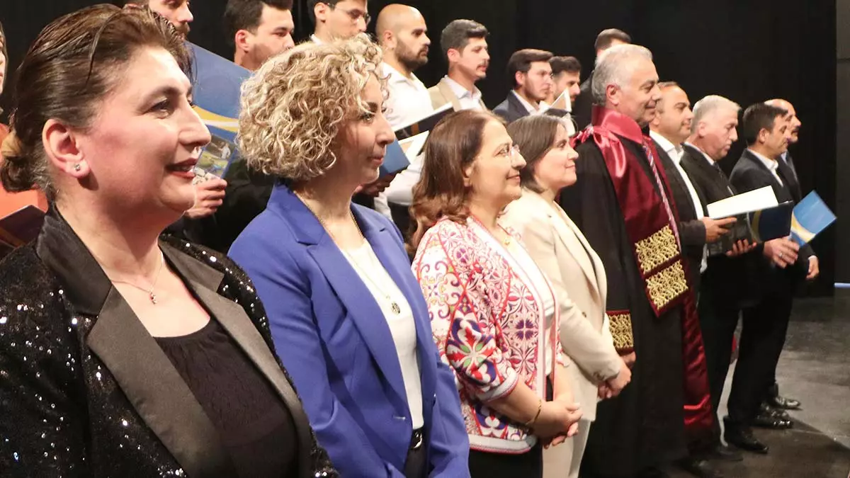 Profesörler, öğrencilerini türkülerle mezun etti