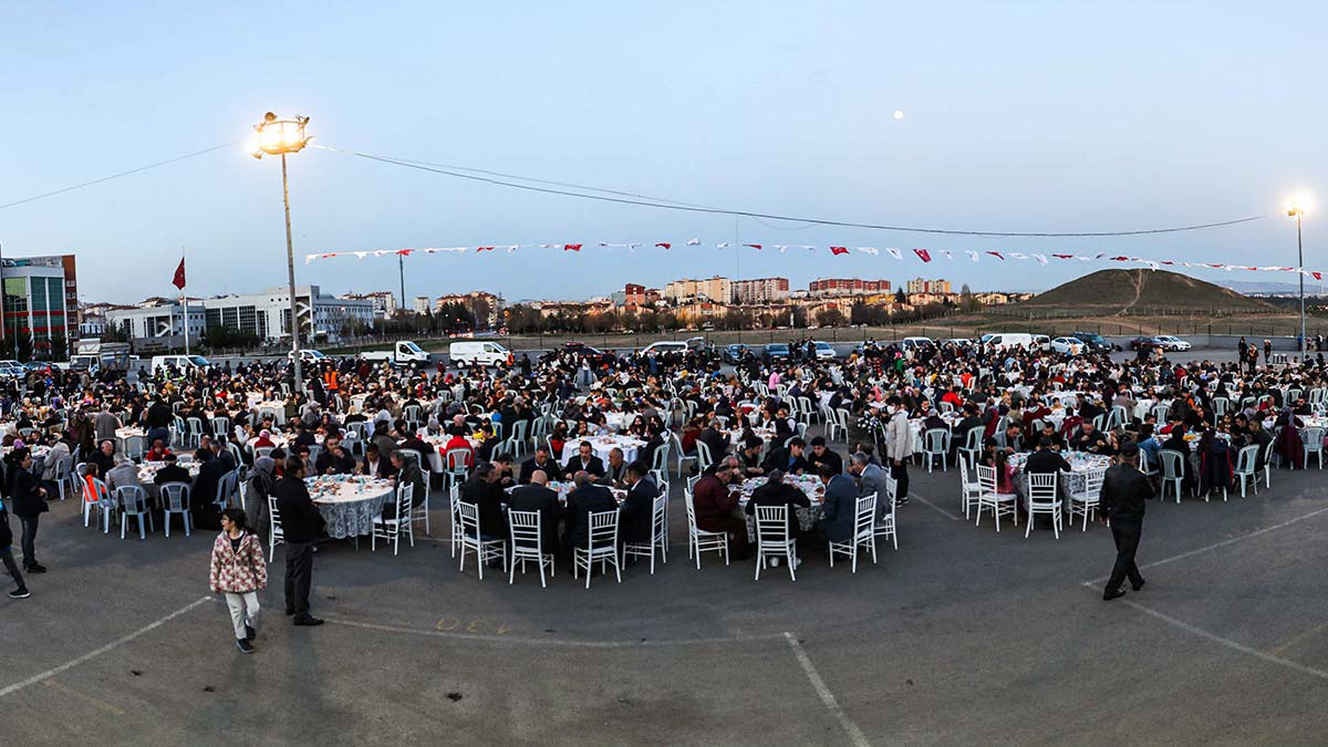 Ramazan'da 80 bin kişi Yenimahalle'de iftar yaptı