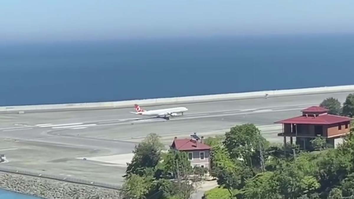 Rize-Artvin Havalimanı'na tarifeli ilk uçak indi