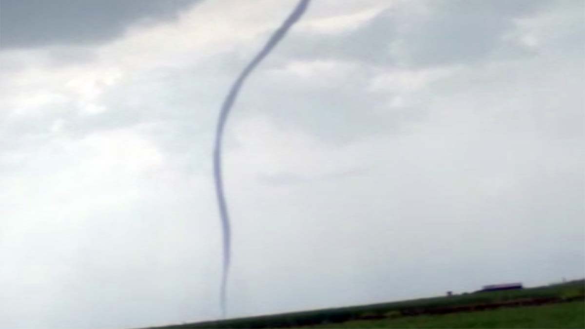 Şanlıurfa'da sağanak sonrası hortum oluştu