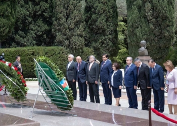 Şentop, Haydar Aliyev'in Mezarı'nı ziyaret etti