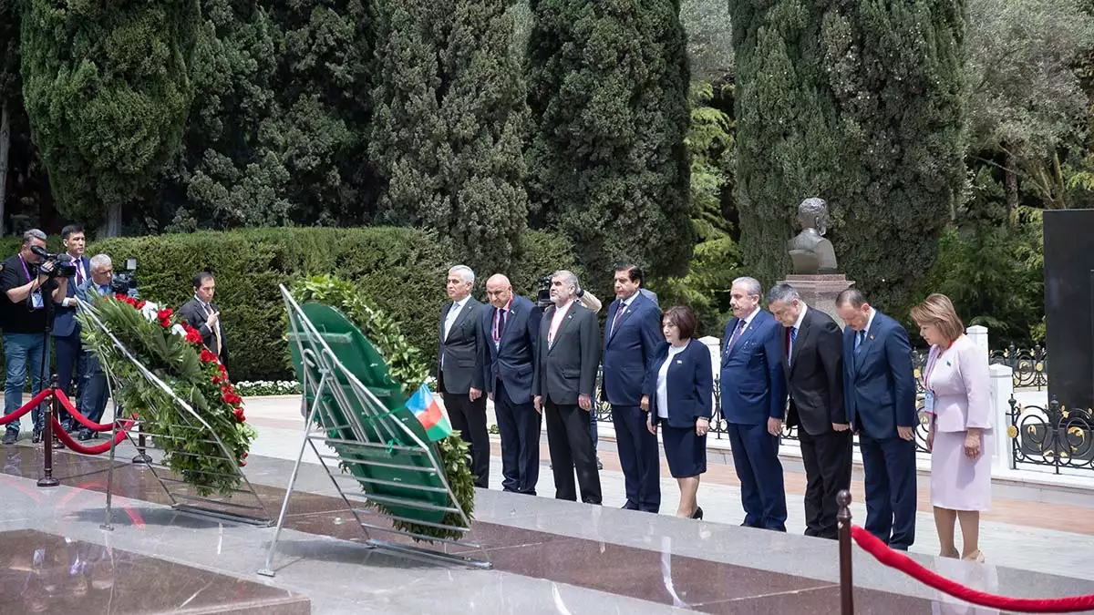 Şentop, haydar aliyev'in mezarı'nı ziyaret etti