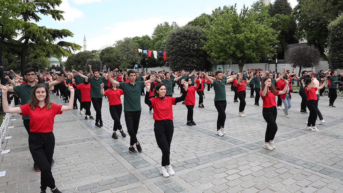 Sultanahmet'te harmandalı gösterisi