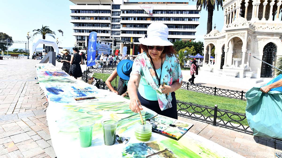 Suluboya Festivali İzmir'e renk kattı