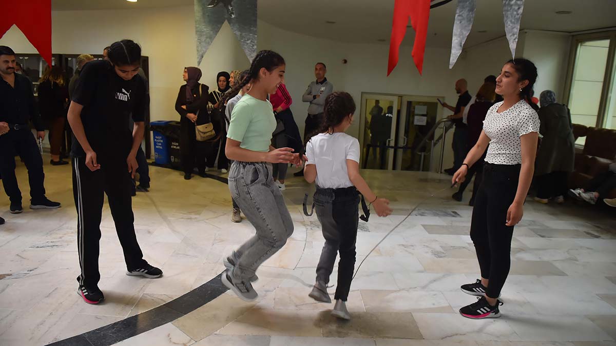 Ankara Büyükşehir Belediyesi Kültür ve Sosyal işler Daire Başkanlığı ile Kadın ve Aile Hizmetleri Daire Başkanlığı tarafından yürütülen “Yarınlar ve Umutlar Projesi” kapsamında Altındağ’da yaşayan dezavantajlı çocuklar tiyatro ile tanıştı.