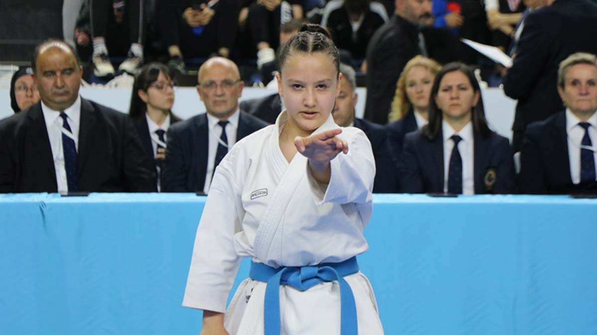 Sakarya Gençlik ve Spor Müdürlüğü’nün ev sahipliğinde Ümit, Genç ve U21 Türkiye Karate Şampiyonası finali yapıldı. 5-9 Mayıs tarihleri arasında Serdivan Spor Salonu’nda gerçekleştirilen şampiyonaya bin 500 sporcu katılım sağladı.