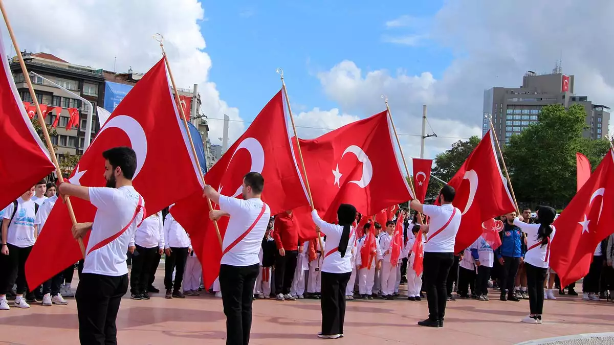 Taksim cumhuriyet anıtı'nda 19 mayıs töreni