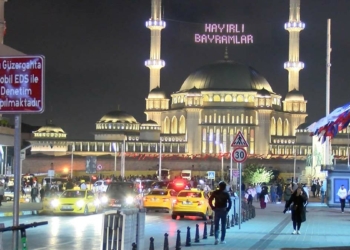 Taksim Meydanı araç ve yaya trafiğine açıldı