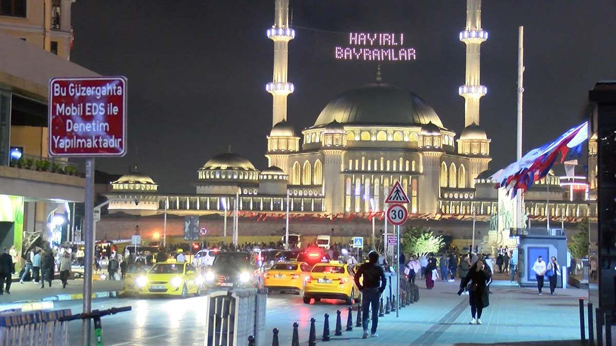 Taksim Meydanı araç ve yaya trafiğine açıldı