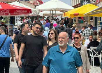 Tatilciler, Çeşme ve Bodrum meydanlarını doldurdu