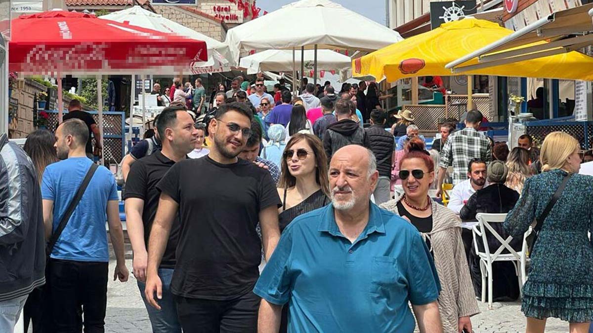 Tatilciler, Çeşme ve Bodrum meydanlarını doldurdu